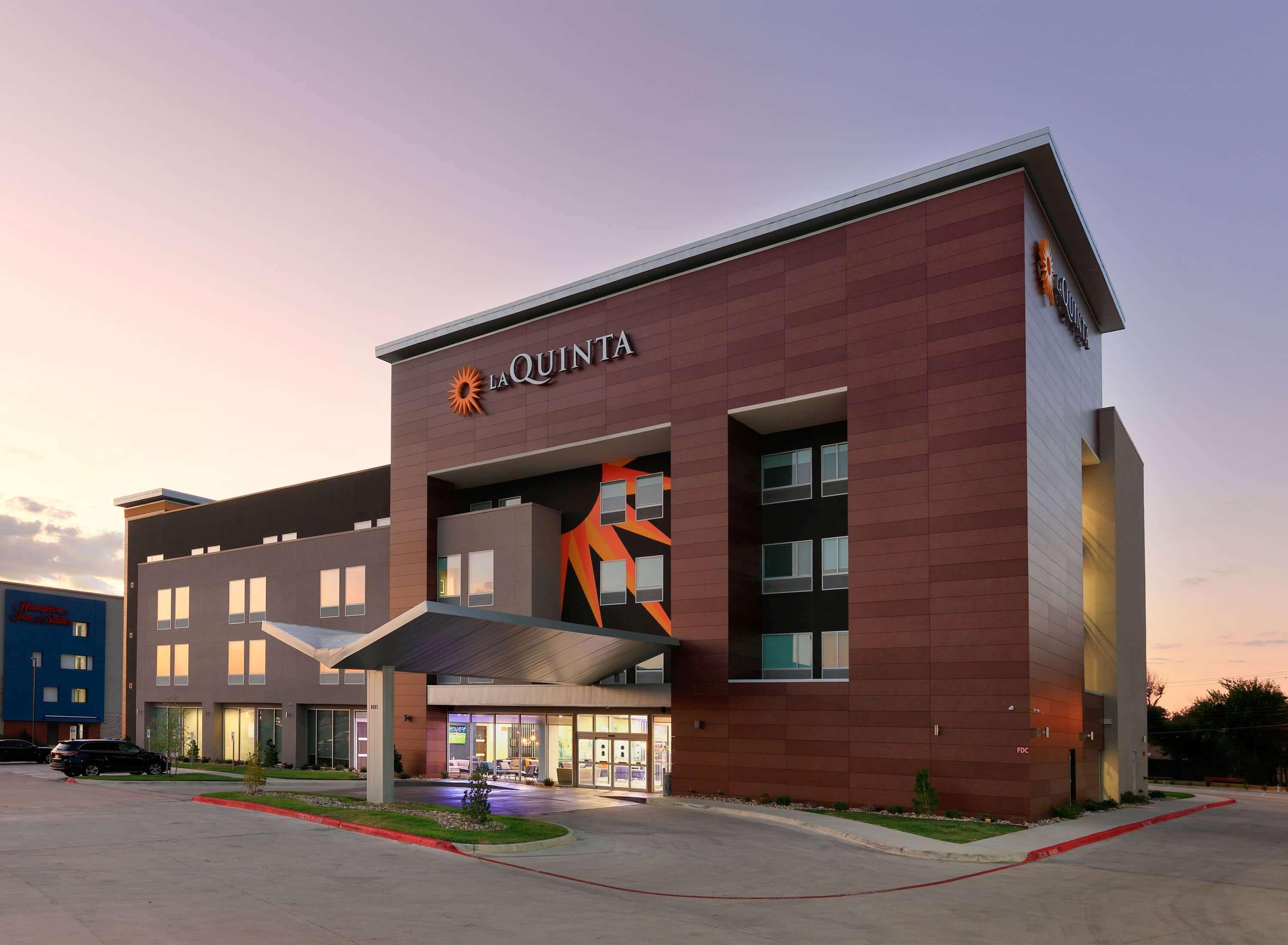 La Quinta Inn & Suites By Wyndham Dallas/Fairpark Eksteriør bilde