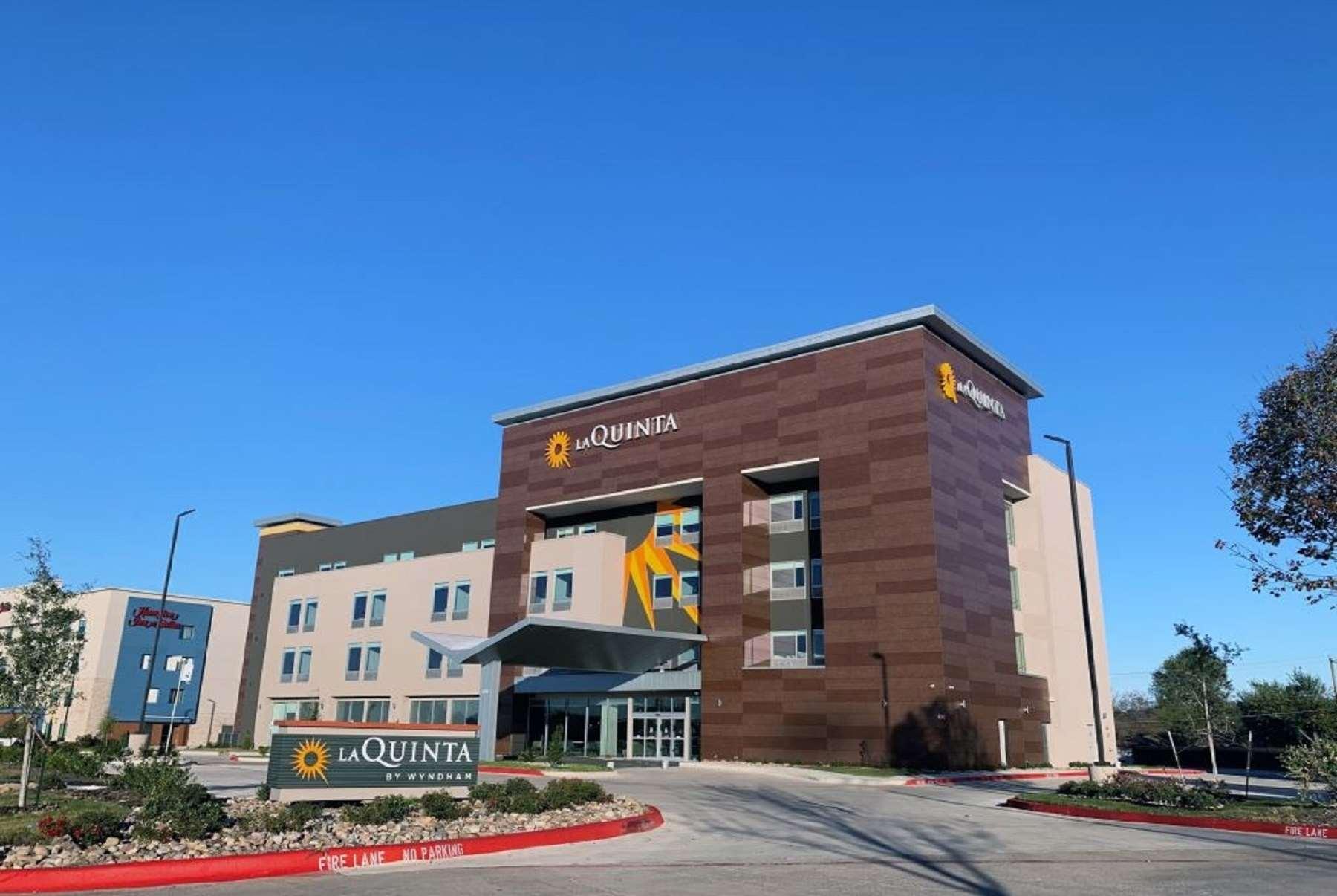 La Quinta Inn & Suites By Wyndham Dallas/Fairpark Eksteriør bilde
